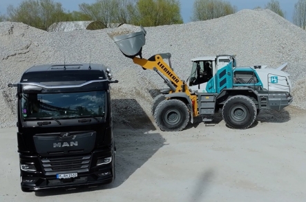 Liebherr, MAN and Daimler Truck showcase the construction site of the future: low emissions thanks to hydrogen