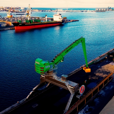 SENNEBOGEN 895 E HYBRID - Etalonul manipulării materialelor în porturi a ajuns și în portul Constanța