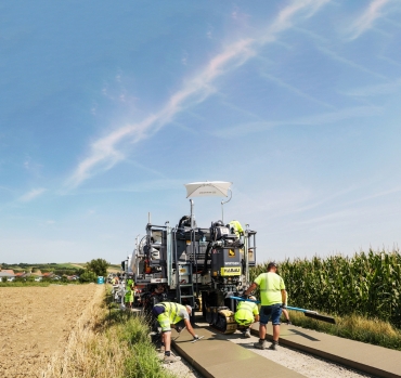 O săptămână, două șantiere și un singur utilaj: Wirtgen SP 33 demonstrează ce înseamnă un utilaj polivalent