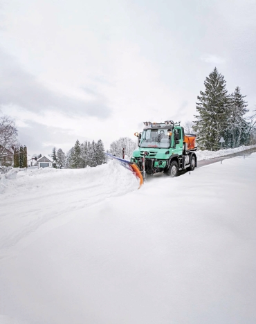 Iarna, când orașul trebuie să rămână în mișcare, soluția este plugul de zăpadă Cirron