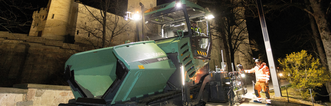 Vögele SUPER 1800-5 X: Asfaltare de noapte a drumului trăsurilor spre castelul Neuschwanstein