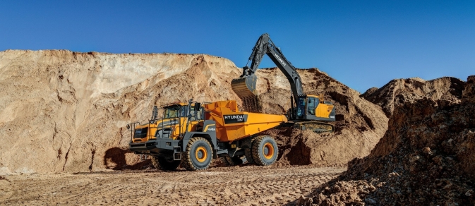 Hyundai schimbă regulile jocului: noul model HA45A 4x4 redefinește autobasculanta articulată