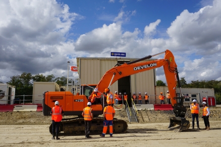 Develon DX230LC-9: Excavatorul pe șenile ce redefinește siguranța în construcții