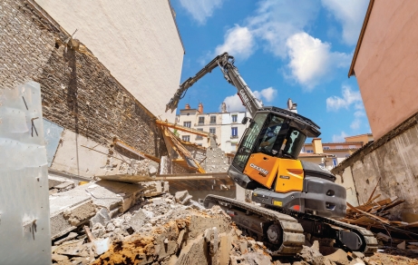 Eficiență pe verticală - Inovația CASE redefinește demolarea în spații restrânse