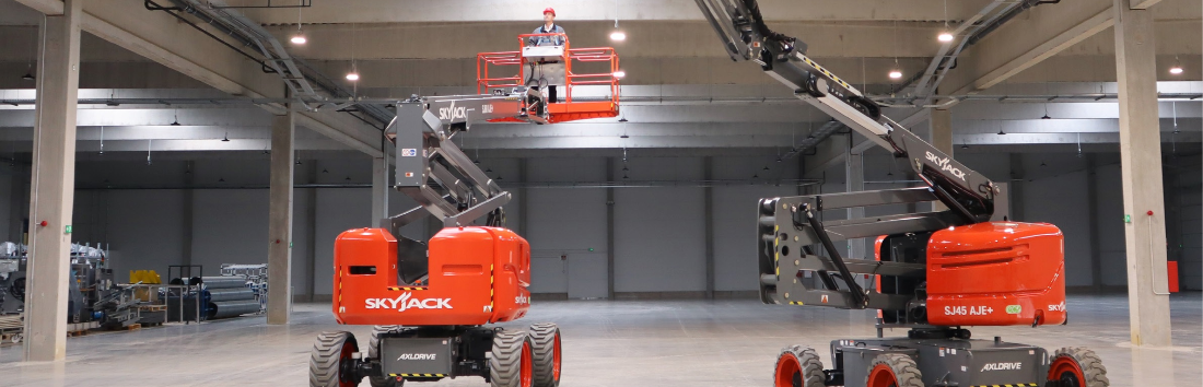 Skyjack platforme articulate hibrid-electrice pentru teren accidentat