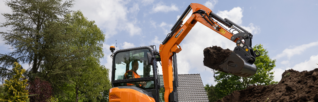 Un nou mini-excavator Develon DX25Z-7: Mic, puternic și pregătit de treabă