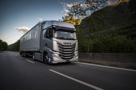   Noul IVECO S-Way: camionul 100% conectat duce concentrarea pe șofer și productivitatea afacerii la nivelul următor 