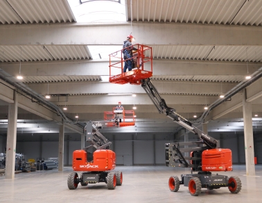 Skyjack platforme articulate hibrid-electrice pentru teren accidentat 