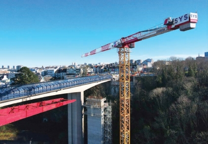 Noul pod Schuman din Brest prinde formă cu ajutorul macaralei Liebherr 520 EC-B Fibre