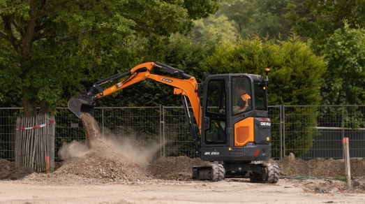 Un nou mini-excavator Develon DX25Z-7: Mic, puternic și pregătit de treabă